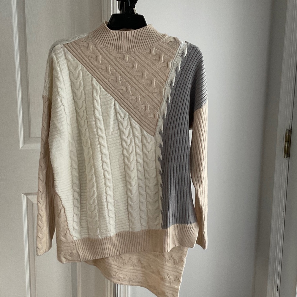 Suzy Shier Cream and Gray Cable Knit Sweater